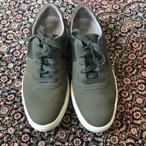 Rockport leisure tennies in EUC. Olive green, lace ups. 🍀